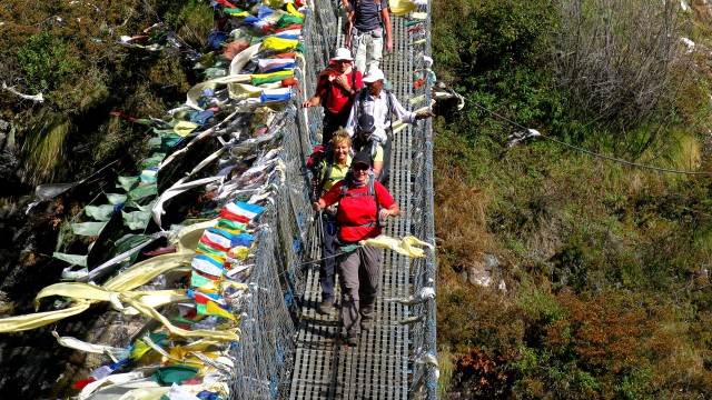 Trekking Gruppe auf der Hillary Brücke
