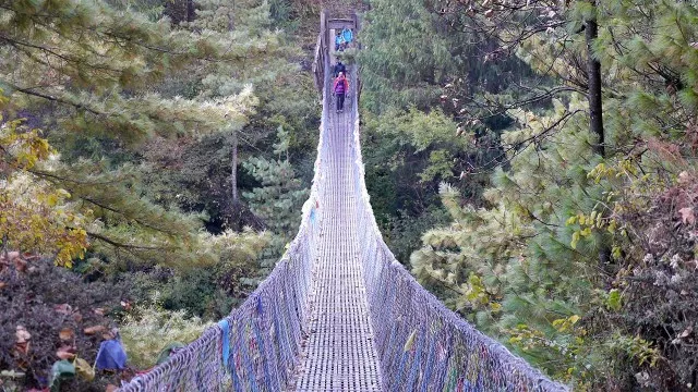 Haengebruecke Naar Phu Schlucht Annapurna Trek