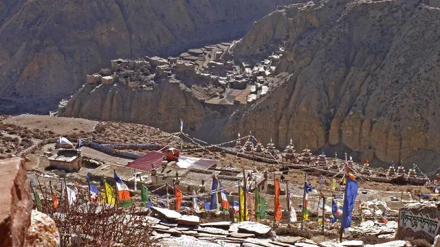 Gebetsfahnen im Kloster von Phu, Nepal Himalaya